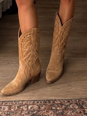 Acme vintage Size 7.5 Tan Suede Western Cowboy Boots Embroidered Festival Boho